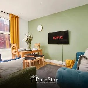 Large Leeds With Free Parking Sleeps 8 , Leeds (West Yorkshire) United Kingdom
